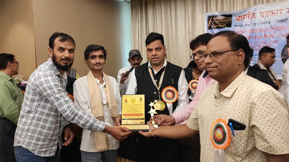 Mohammed Sayeed Shaikh being felicitated at a public event — photograph 13 of 39