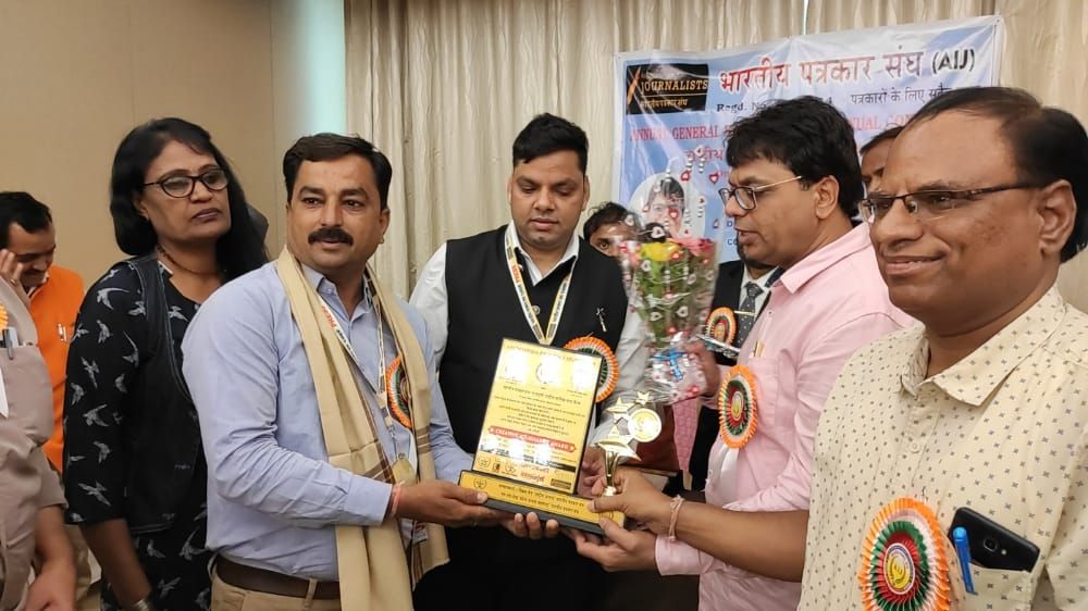 Mohammed Sayeed Shaikh being felicitated at a public event — photograph 14 of 39