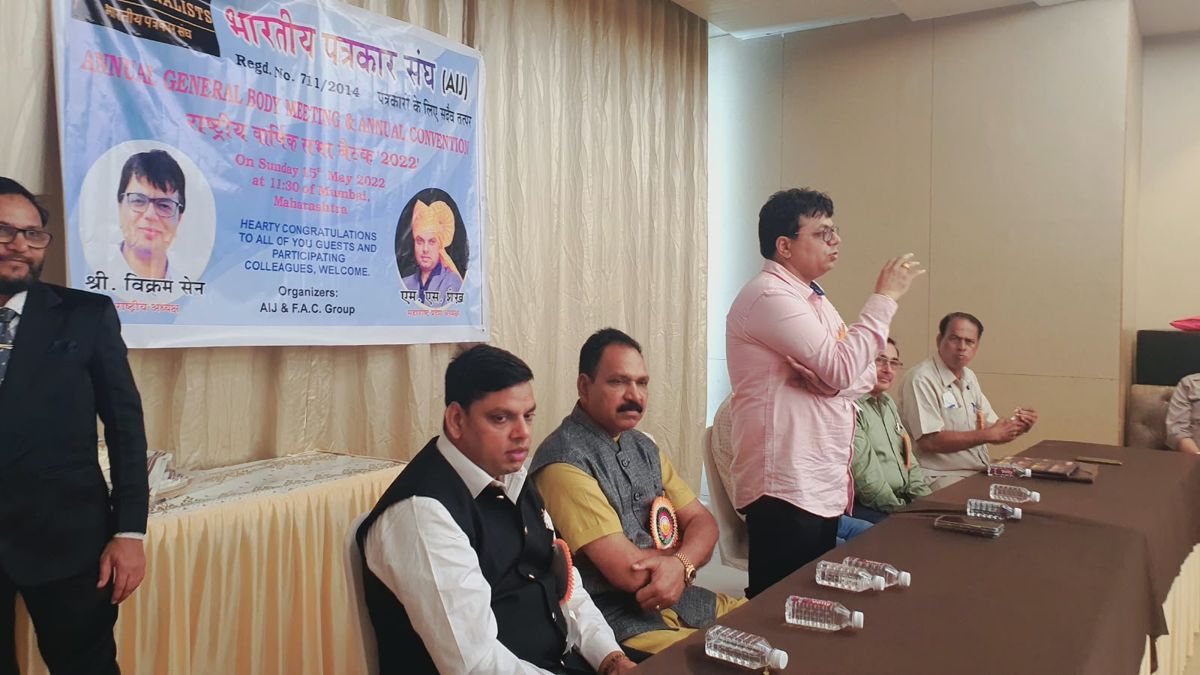Mohammed Sayeed Shaikh being felicitated at a public event — photograph 15 of 39