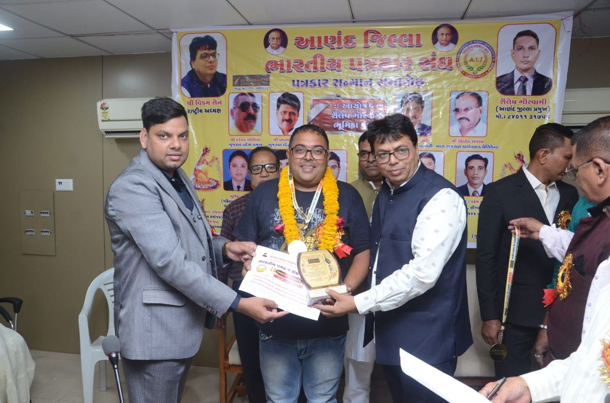 Mohammed Sayeed Shaikh being felicitated at a public event — photograph 18 of 39