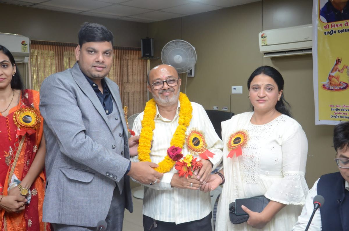 Mohammed Sayeed Shaikh being felicitated at a public event — photograph 19 of 39