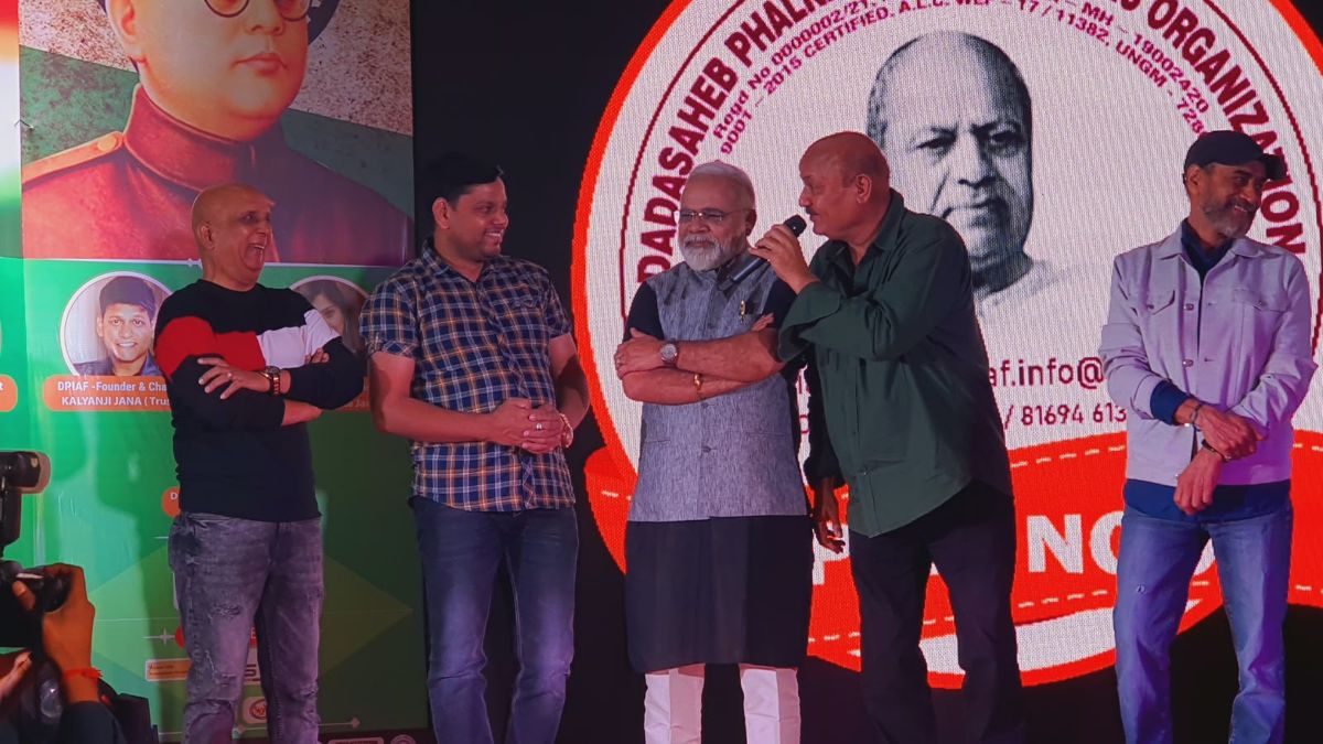 Mohammed Sayeed Shaikh being felicitated at a public event — photograph 23 of 39