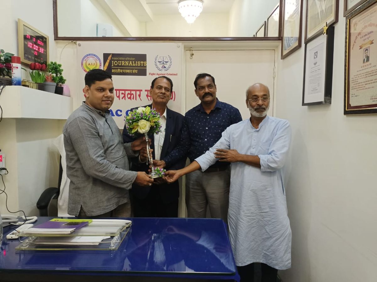 Mohammed Sayeed Shaikh being felicitated at a public event — photograph 27 of 39