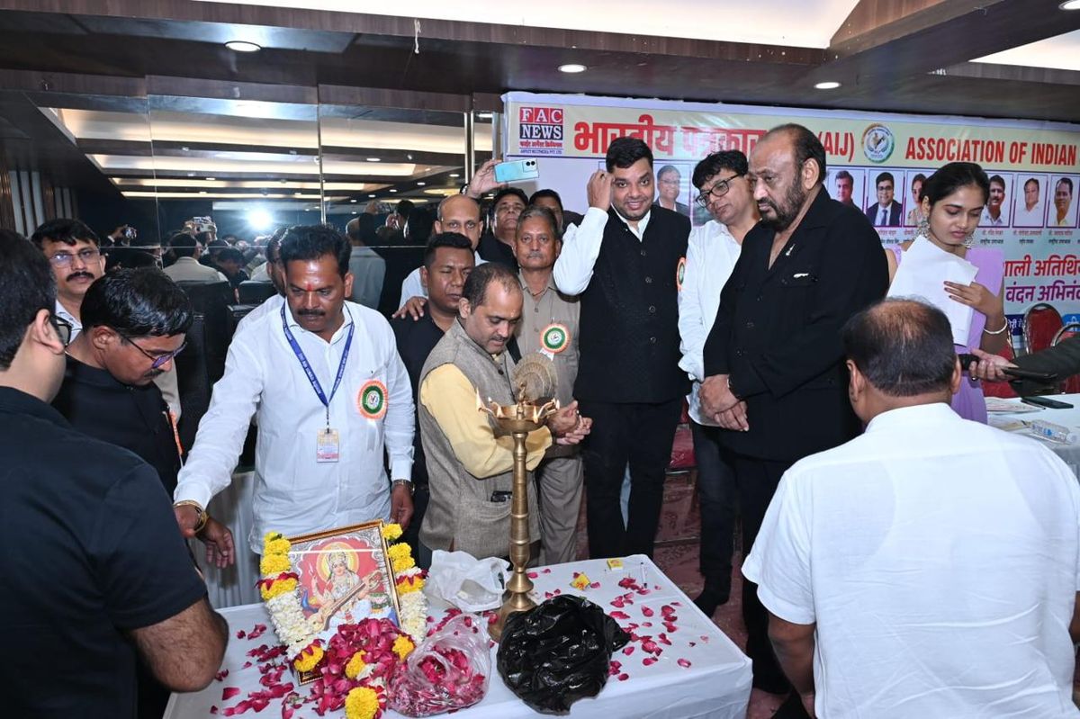Mohammed Sayeed Shaikh being felicitated at a public event — photograph 3 of 39