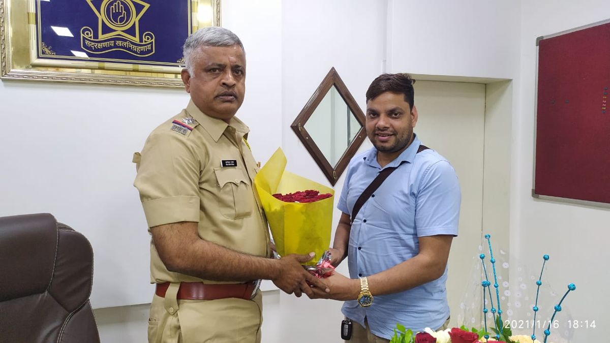 Mohammed Sayeed Shaikh being felicitated at a public event — photograph 34 of 39
