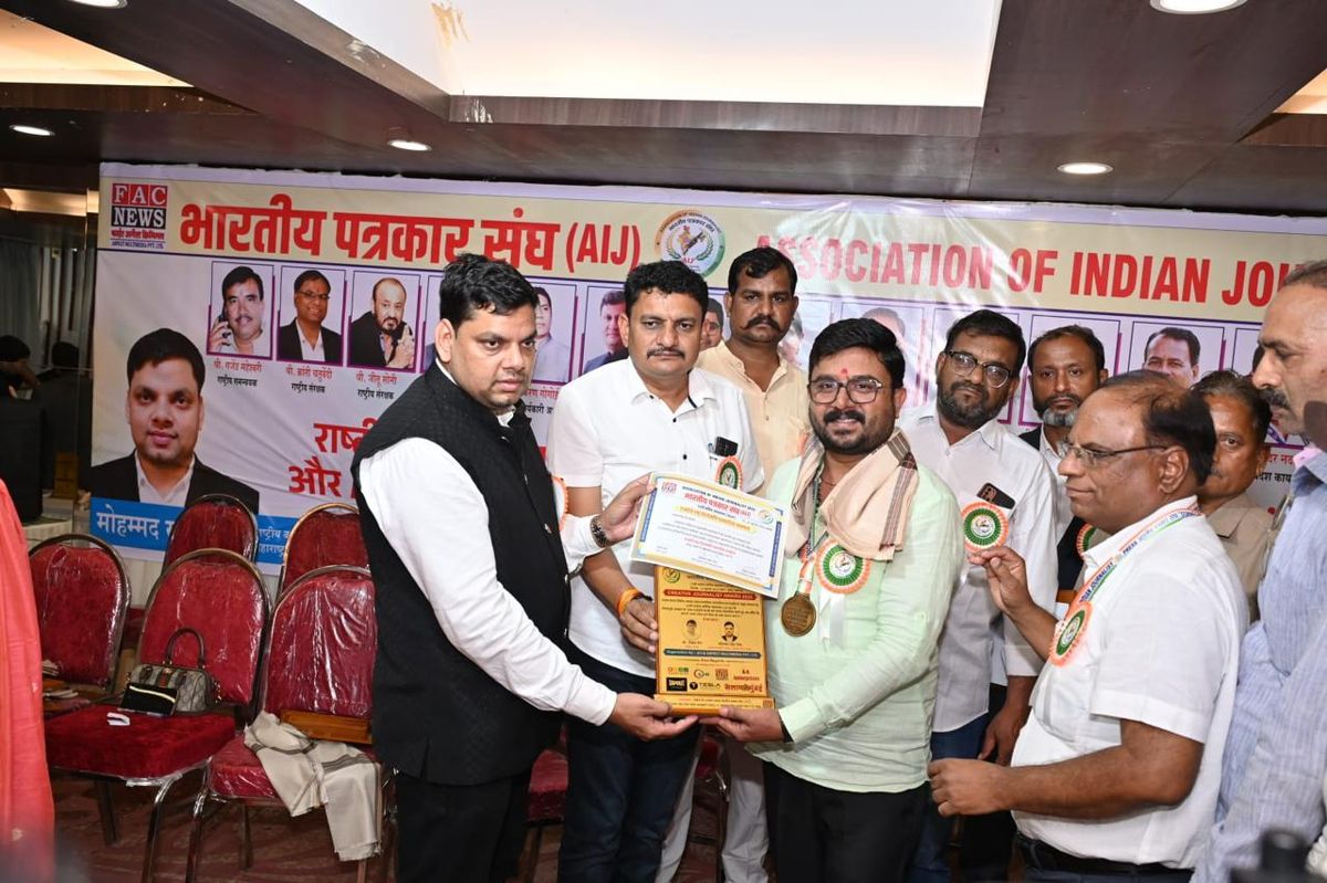 Mohammed Sayeed Shaikh being felicitated at a public event — photograph 4 of 39