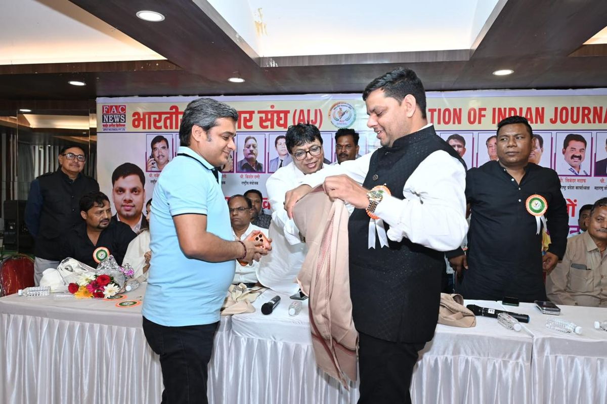 Mohammed Sayeed Shaikh being felicitated at a public event — photograph 5 of 39