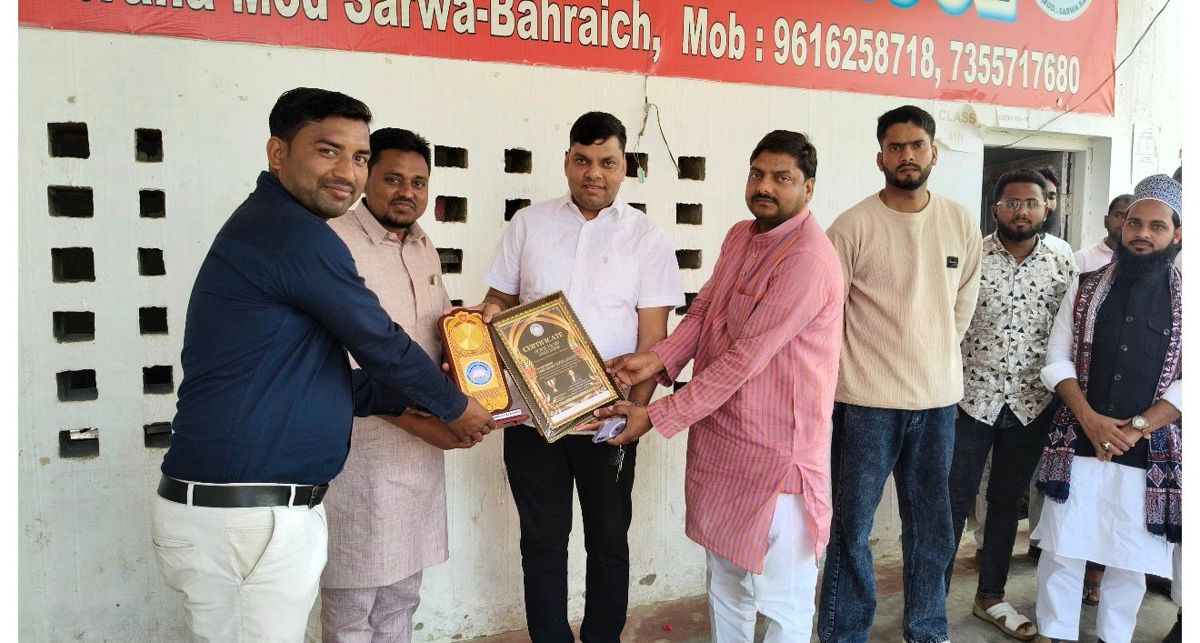 Mohammed Sayeed Shaikh being felicitated at a public event — photograph 8 of 39