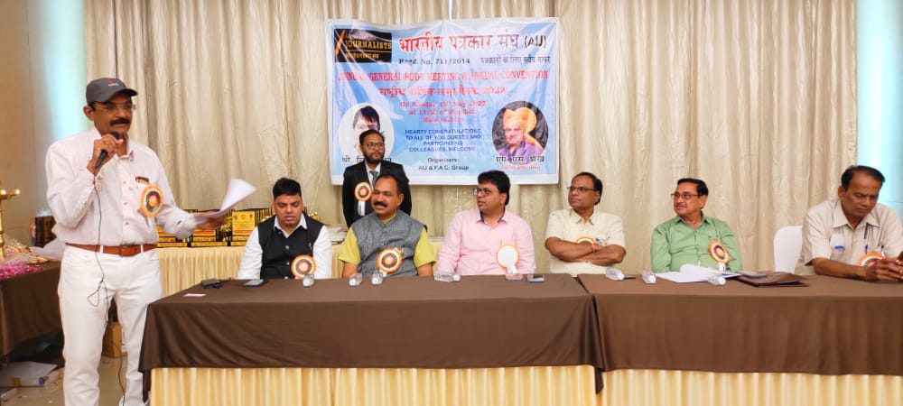 MS Shaikh at a press meet or award ceremony — photograph 10 of 20