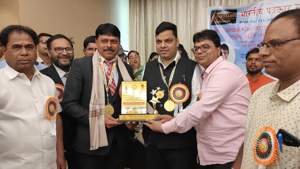 MS Shaikh at a press meet or award ceremony — photograph 12 of 20