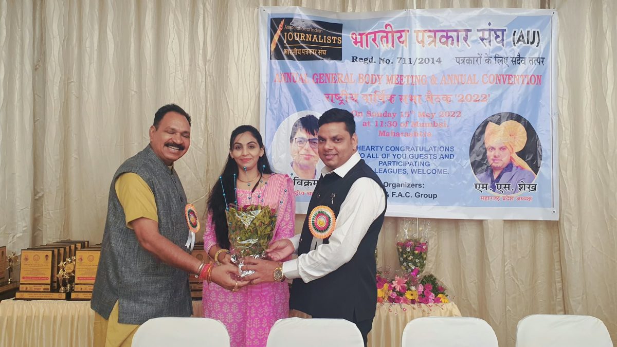 MS Shaikh at a press meet or award ceremony — photograph 19 of 20