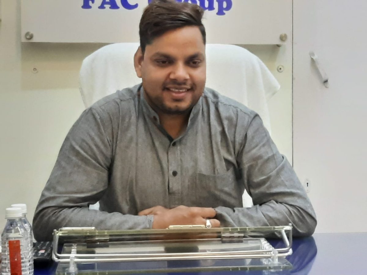 MS Shaikh at a press meet or award ceremony — photograph 3 of 20