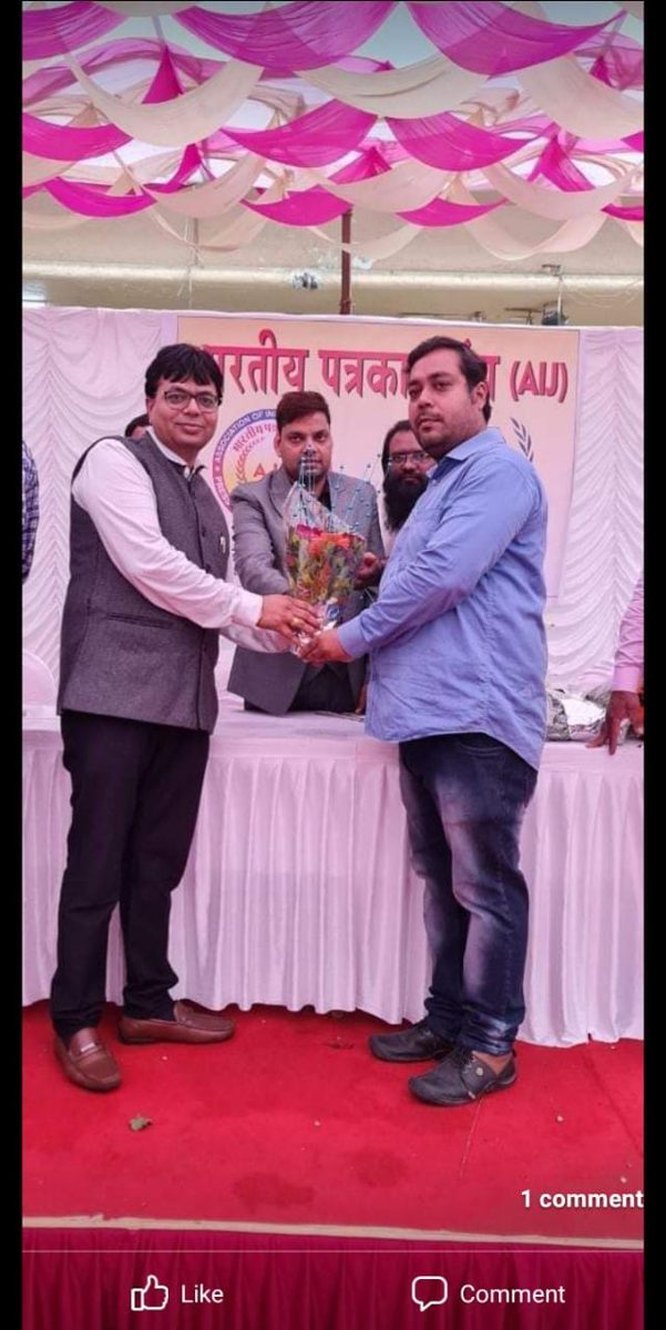 MS Shaikh at a press meet or award ceremony — photograph 8 of 20